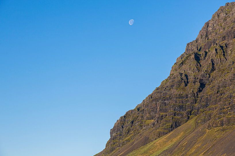 Maan boven een berg ergens in IJsland van Paul Weekers Fotografie
