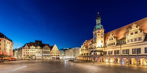 Het oude stadhuis op de markt in Leipzig bij nacht