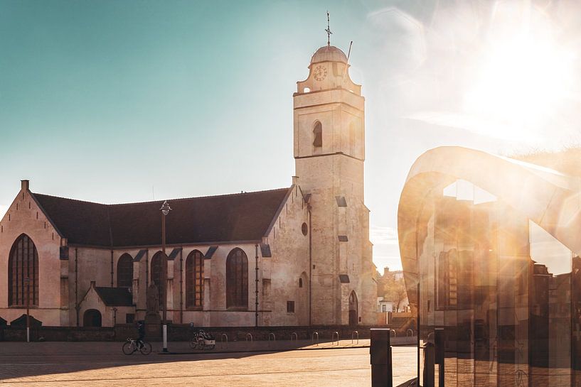 Weiße Kirche von Katwijk mit Sonnenstrahlen von Yanuschka | Fotografie Noordwijk