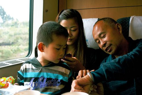 Opa leert kleinzoon klokkijken