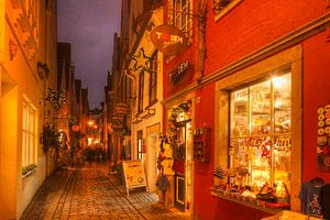 Häuser und Geschäfte mit  Weihnachtsbeleuchtung  im Schnoorviertel, Bremen, Deutschland, Europa