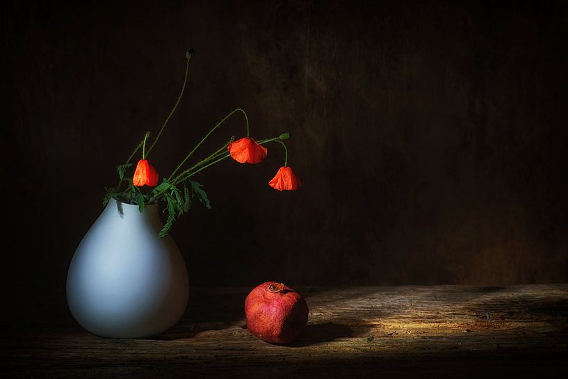 Stilleben mit Papieren und Granatapfel von Saskia Dingemans Awarded Photographer