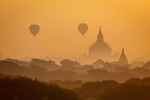 Luchtballonnen boven Bagan in Myanmar