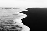 vloedlijn in zwart-wit par Annemiek Gijsbertsen Aperçu