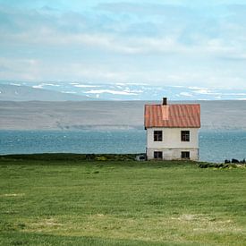 Lakeside house in Iceland by Matthijs Van Mierlo