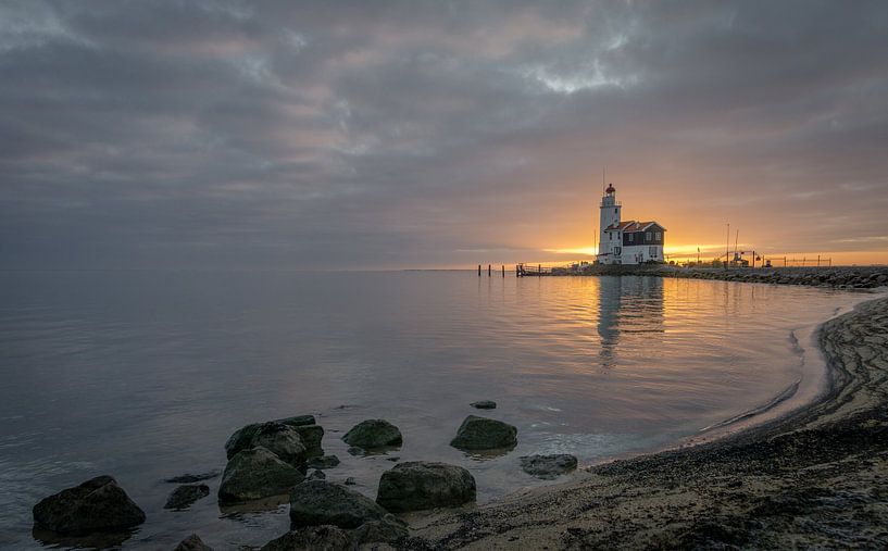 Phare au lever du soleil par René van Leeuwen