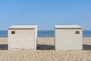 Tweeling Strandcabines aan Zee van Johan Vanbockryck