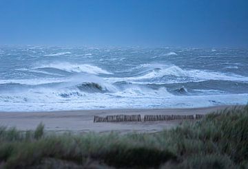 Ruige zee aan de Nederlandse kust van Corné Ouwehand