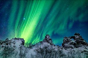 Aurores boréales au-dessus de Dimmuborgir en Islande