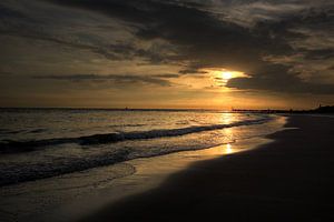 Zonsondergang strand Zoutelande van MSP Canvas