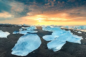 Formes de glace sur la plage de Jökulsárlón pendant le coucher du soleil en Islande. sur Sjoerd van der Wal Photographie