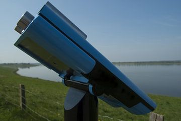 Télescope au bord d'un lac