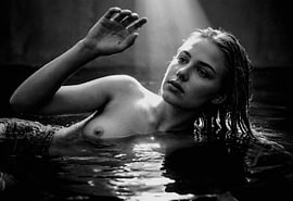Nackte Frau im Wasser – Aktfigur im stillen See