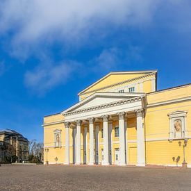 Pittoresk uitzicht op het Staatsmuseum en het Staatsarchief vanaf Karolinenplatz Darmstadt van pixxelmixx