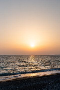 Ein idyllischer Sonnenuntergang an der Küste Zyperns von Art Shop West