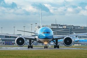 KLM Boeing 777-300 (PH-BVP) fährt auf die Landebahn von Aalsmeer.