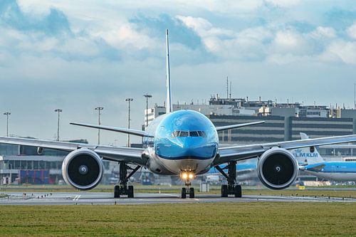 KLM Boeing 777-300 (PH-BVP) fährt auf die Landebahn von Aalsmeer.