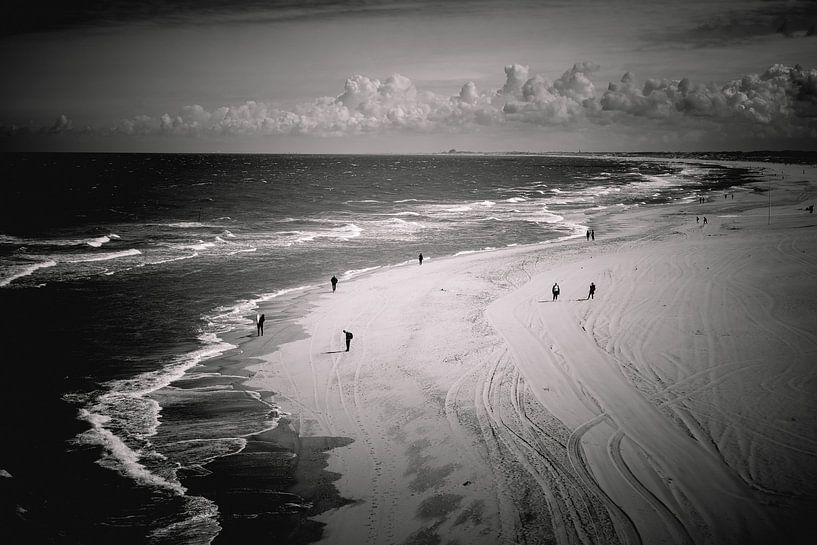 Zigzagging on the beach by Hans Winterink