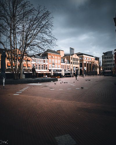 alleen nog maar een paar mensen op het drukste plein van de stad