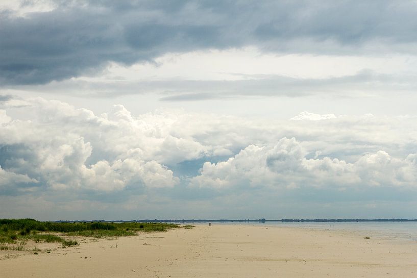 Dünen mit Wolken auf einer Watteninsel von Karijn | Fine art Natuur en Reis Fotografie