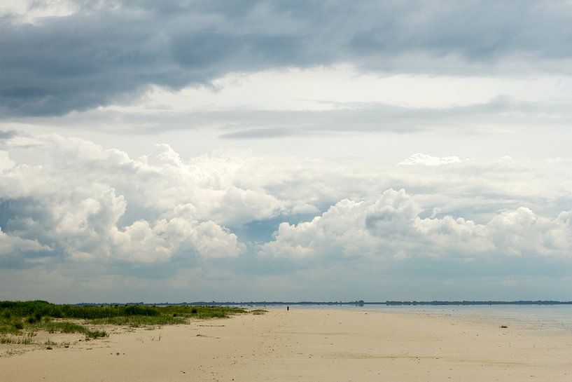 des dunes avec des nuages sur une île de wadden par Karijn | Fine art Natuur en Reis Fotografie