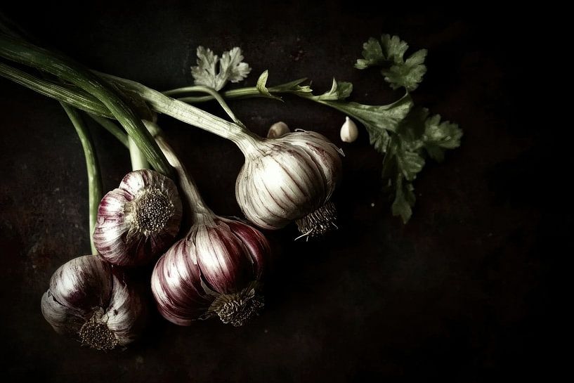 Knoblauch und Blätter von Franka Poulain
