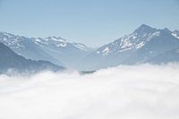 Die Anfänge ragen über den Wolken hervor.
