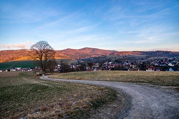 Een korte wandeling buiten de voordeur in Schmalkalden tijdens een prachtige zonsondergang - Thüringen - Duitsland van Oliver Hlavaty