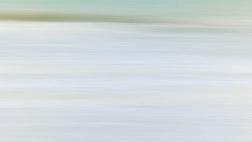 Verträumt. Sanfte Farben der Wellen der Nordsee im winterlichen Morgenlicht. Bildformat 16:9