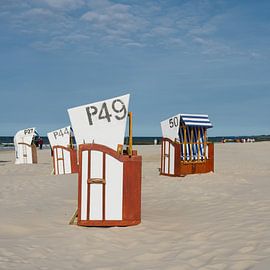Chaises de plage sur la plage en Pologne sur Heiko Kueverling