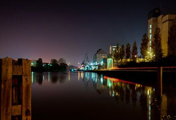 Industrie aan het Eindhovens kanaal van Nacht fotografie