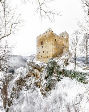 Castle ruin Reußenstein in winter with snow. Swabian Alb