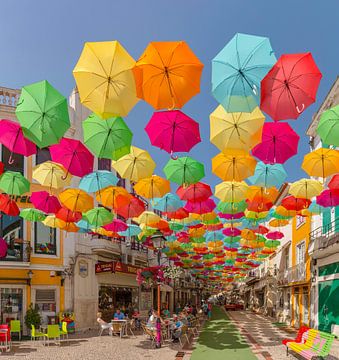 Regenschirm-Himmel-Projekt, Straße bedeckt mit mutigem farbigem Umberllas, Águeda, Portugal, Beira L von Rene van der Meer