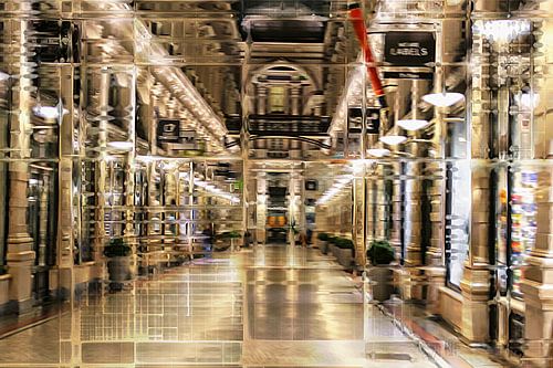 De Passage in avondlicht