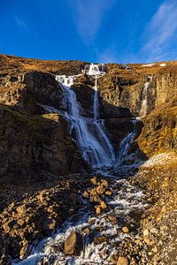Uitzicht op de waterval Rjúkandafoss in het oosten van IJsland van Rico Ködder