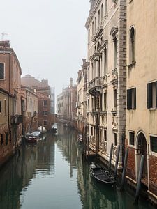 Historische Gebäude und Kanal in der Altstadt von Venedig, Italien