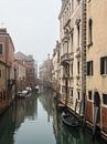 Historische gebouwen en het kanaal in de oude stad van Venetië, Italië van Rico Ködder thumbnail