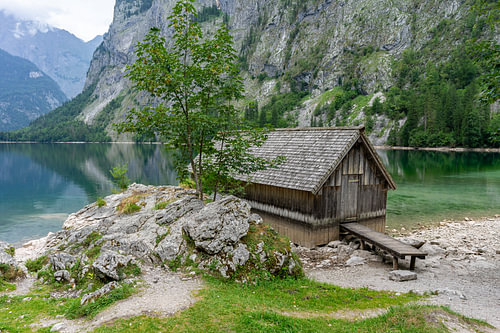 Wunderschönes Bergseeufer mit Fischerhütte in den Berchtesgadener Alpen, Bayern, Deutschland – Szenisches Reise- und Tourismuskonzept von Animaflora PicsStock