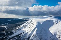 Blick von der Schneekoppe im Riesengebirge in Tschechien van Rico Ködder thumbnail
