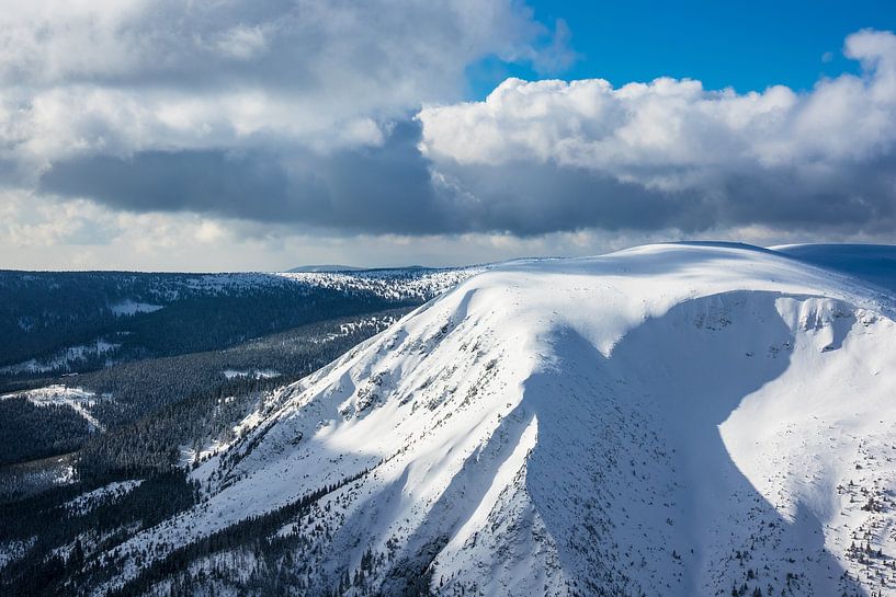 Blick von der Schneekoppe im Riesengebirge in Tschechien van Rico Ködder