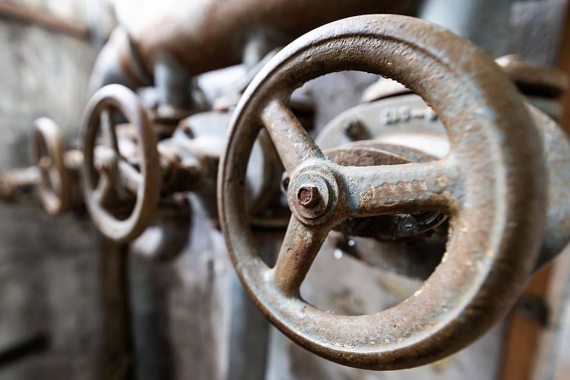 Alter Ventile in einem Maschinenhaus - Lost Place Alter Flugplatz Rangsdorf von Frank Herrmann