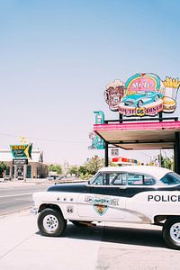 Vintage Diner auf der Route 66 mit Polizeiauto
