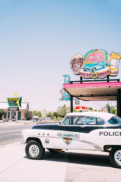 Vintage Diner auf der Route 66 mit Polizeiauto von Patrycja Polechonska