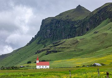 Het kerkje nabij de Black Sand Beach, IJsland van Adelheid Smitt