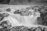 Chute d'eau en Islande en noir et blanc