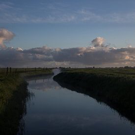 Nebel über einem kleinen Fluss von Martijn Aleman
