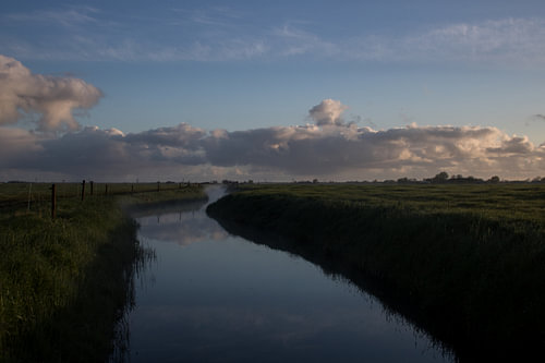 Nevel boven een riviertje