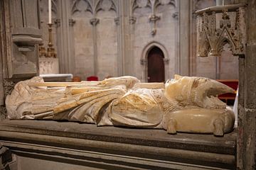 Grafmonumnent in de basiliek Saint Nazaire in Carcassonne in Frankrijk van Joost Adriaanse