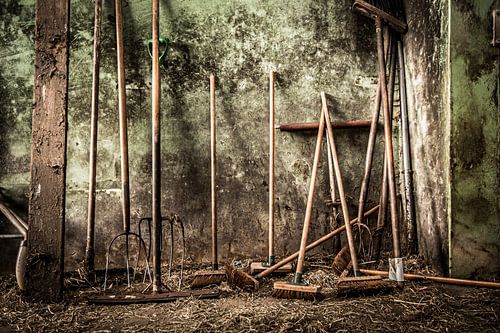 Stilleven van hooivorken en bezems