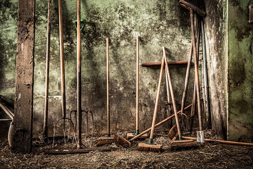 Still life of pitchforks and brooms by Lima Fotografie